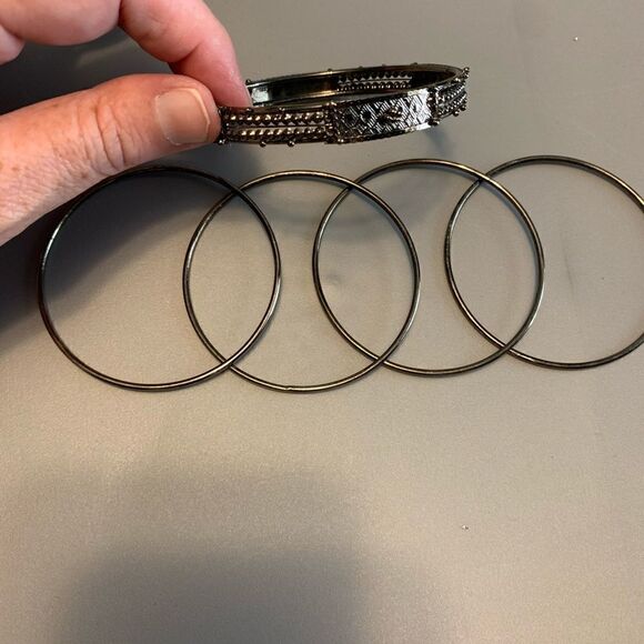 Bundle of 5 Vintage Inspired Gunmetal Gray Bangles - Picture 5 of 7